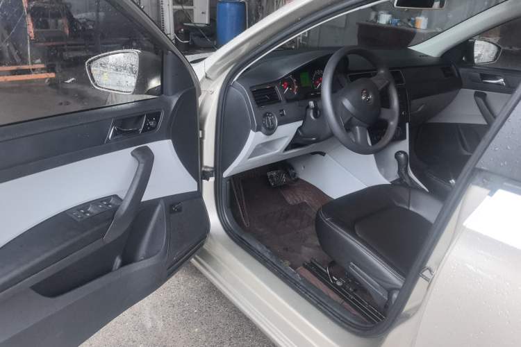 Used Skoda Rapid 2013 1.6L Automatic Smart Selection Model