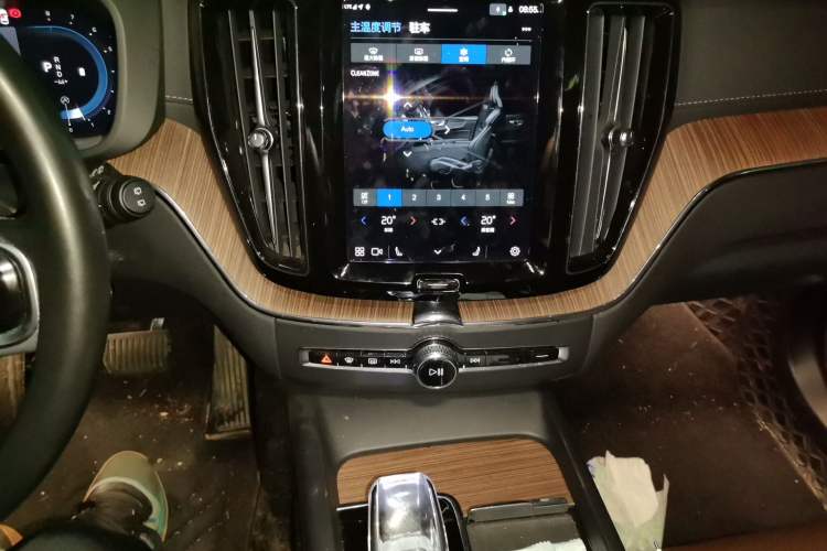 Used Volvo XC60 2024 B5 4x4 Smart Luxury Edition Audio And AC Panel