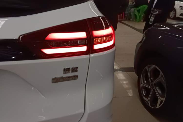 Used Geely Auto Emgrand X7 Sport 2021 Million Edition 1.8TD DCT Two-Wheel Drive Luxury Model Exterior 3