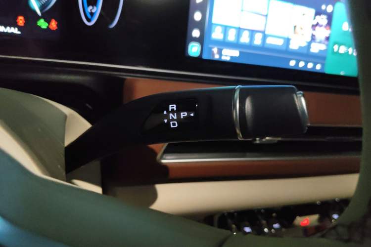 Used ORA Good Cat 2023 401 km Standard Range Prestige Version Lithium Iron Phosphate Gear Lever