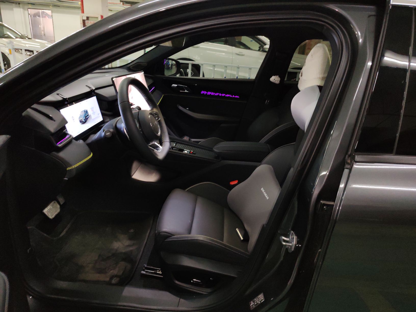 المقاعد الأمامية داخل السيارة