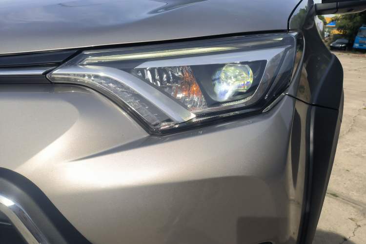 Used Toyota RAV4 2019 2.0L CVT Two-Wheel Drive Fashion X Limited Edition China VI Standard Left Front Headlight