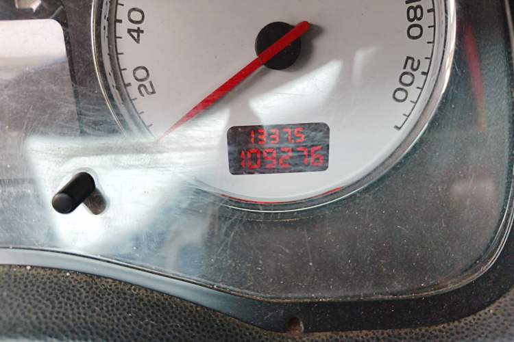 Used Peugeot 307 2013 1.6L Manual CROSS Odometer Close Up