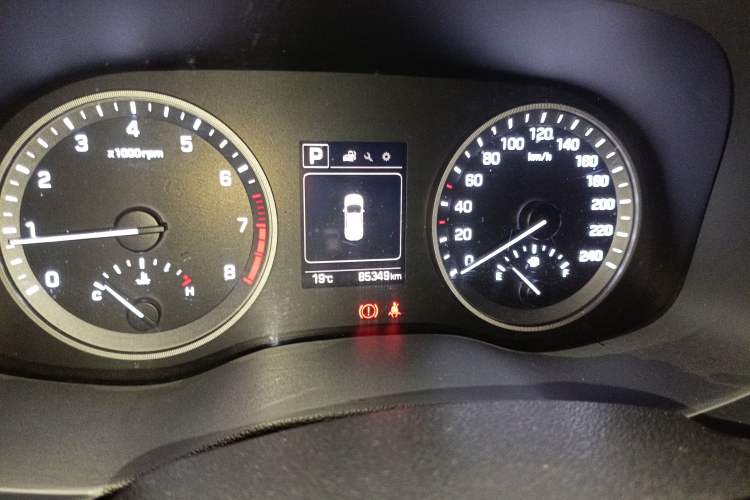 Used Hyundai Tucson 2015 1.6T Dual-Clutch Two-Wheel-Drive Smart Model Odometer Close Up