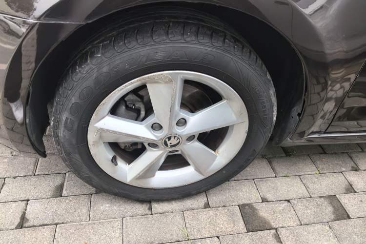 Used Skoda Octavia 2015 1.6L Automatic Yijun Edition Left Front Wheel Hub