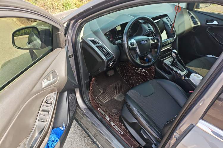 Used Ford Focus 2012 Sedan 1.6L Automatic Fashion Edition
