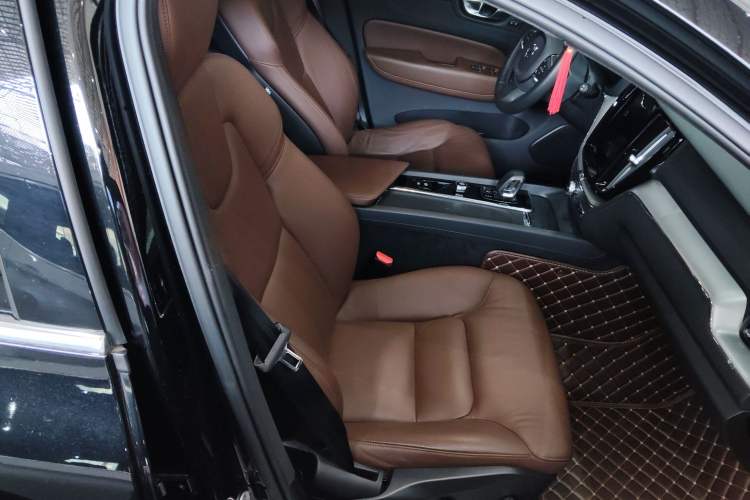 Used Volvo XC60 2023 B5 4x4 Smart Luxury Edition
