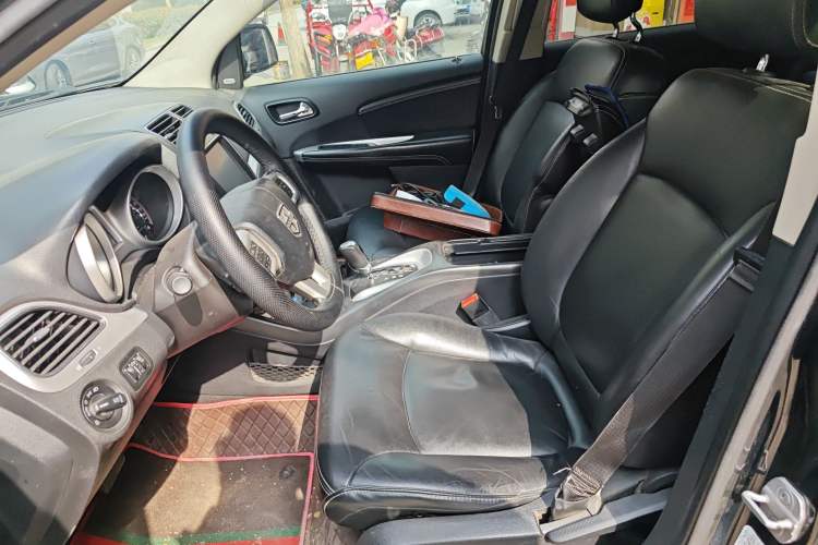 Used Dodge Journey 2013 2.4L Two-Wheel Drive Luxury Version Left Front Seat