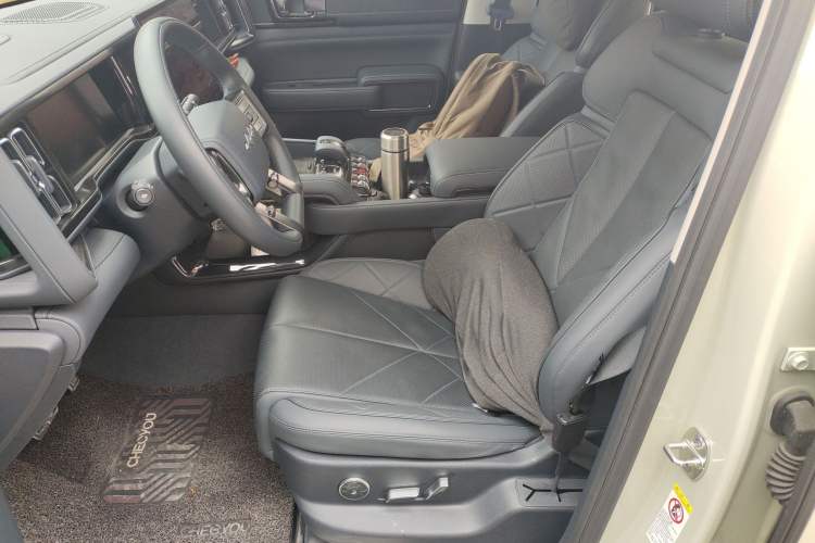 Used Formula Leopard 5 2023 Navigator Edition Left Front Seat