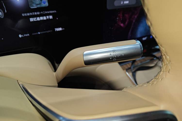 Used Hima AITO M8 2025 Extended-Range Ultra Version 53.4 kWh 6-Seater Edition Gear Lever