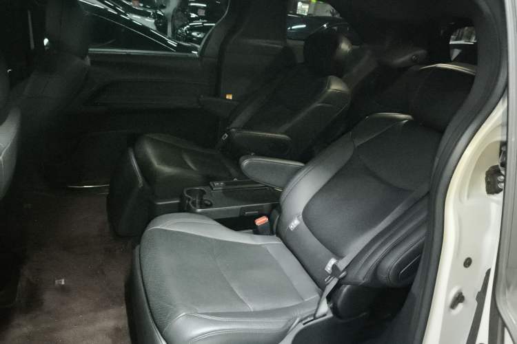 Used Toyota SIENNA 2023 2.5L Hybrid Deluxe Edition