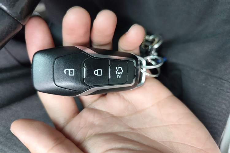 Used Ford Edge 2015 2.0T GTDi Two-Wheel-Drive High-Line Version
