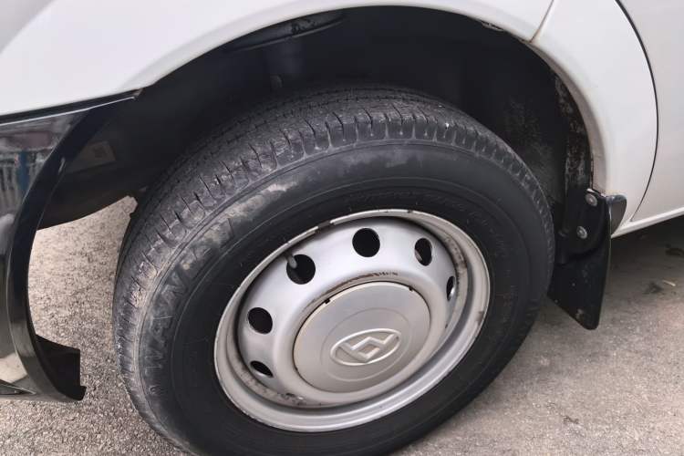 Used SAIC MAXUS Xintu V80 2019 2.5T Classic Model 6-Speed Manual – Aoyuntong Modified Version Short Wheelbase Ultra-Low Roof 5/6 Seats
