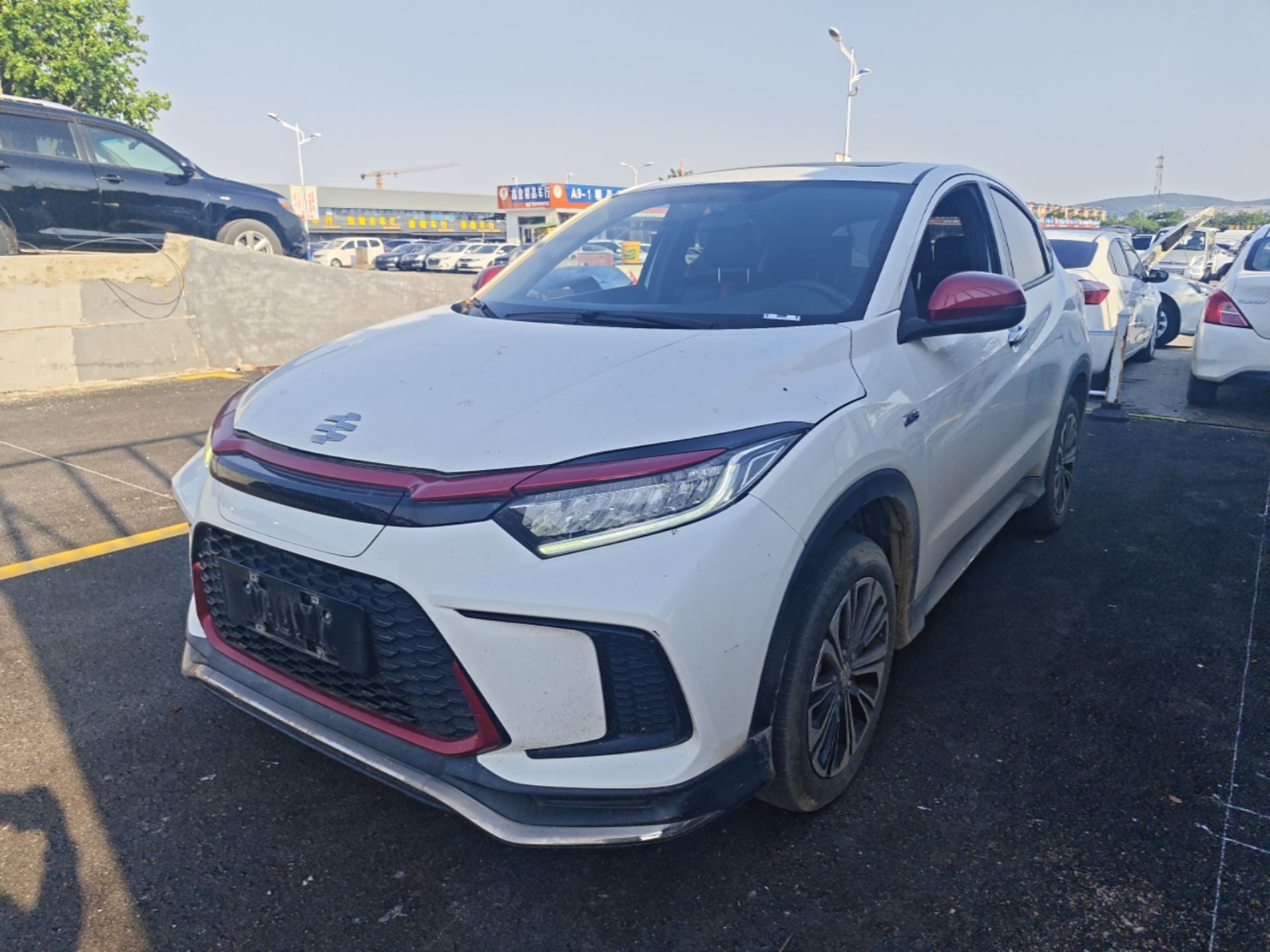 Под передней частью автомобиля
