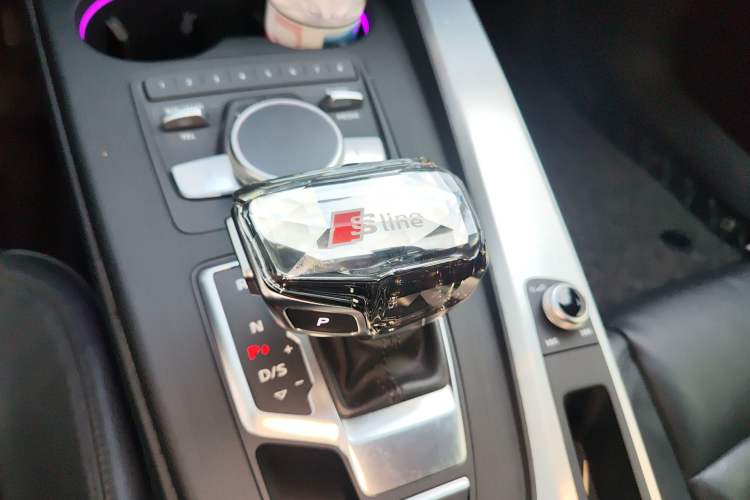 Used Audi A4L 2019 40 TFSI Fashion Version China V Gear Lever