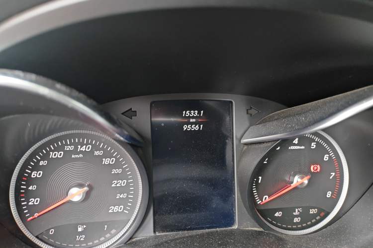 Used Mercedes-Benz C-Class 2017 Facelift C 200 L Sport Edition Odometer Close Up