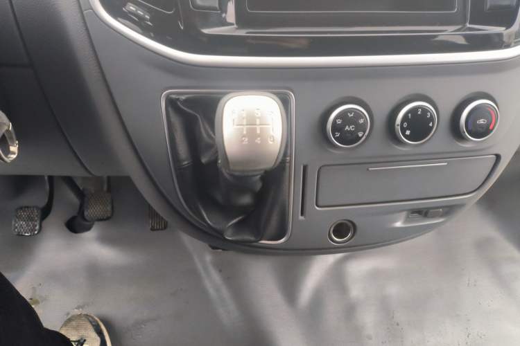 Used SAIC MAXUS Xintu V80 2018 2.5T 6-speed manual Aoyuntong short-wheelbase ultra-low roof 5- or 6-seat model Gear Lever