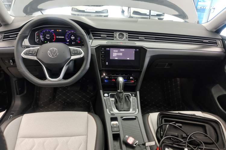 Used Volkswagen Magotan 2026 30 Million Vehicles Selected Model 380TSI DSG Luxury Edition Center Console