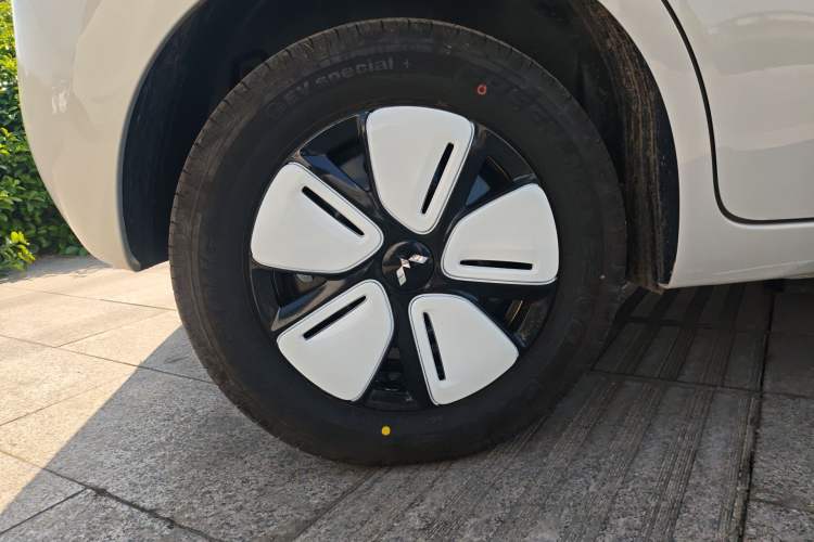 Used Wuling Hongguang MINIEV 2025 Four-Door Version Advanced Edition Right Rear Wheel Hub