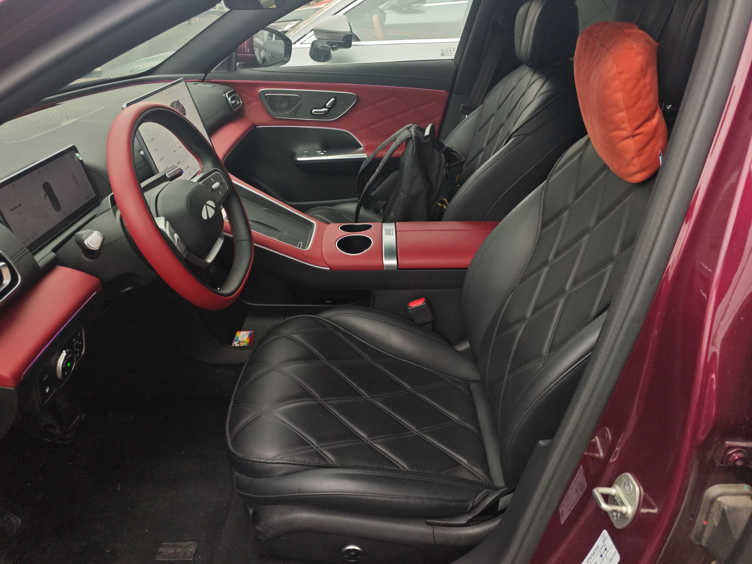 المقاعد الأمامية داخل السيارة