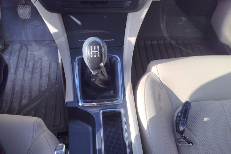 Used Geely Auto Emgrand 2017 Sedan Million Edition 1.5L Manual Luxury Model Gear Lever