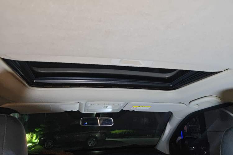 Used Nissan Terra 2018 2.5L Automatic 2WD Luxury Edition Headliner