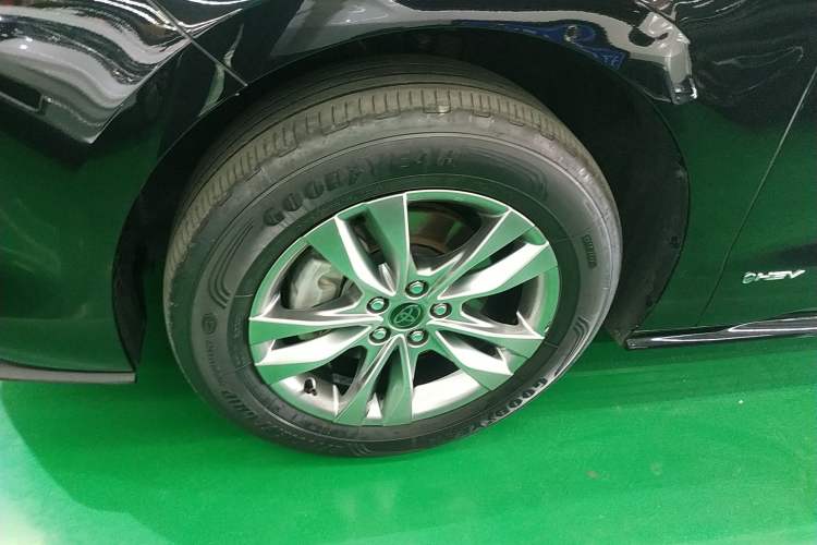 Used Toyota SIENNA 2024 2.5L Hybrid Comfort Edition Left Front Wheel Hub