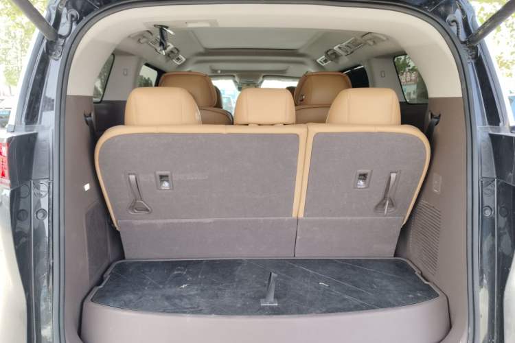 Used Denza D9 2022 DM-i 1040 Prestige Model Trunk