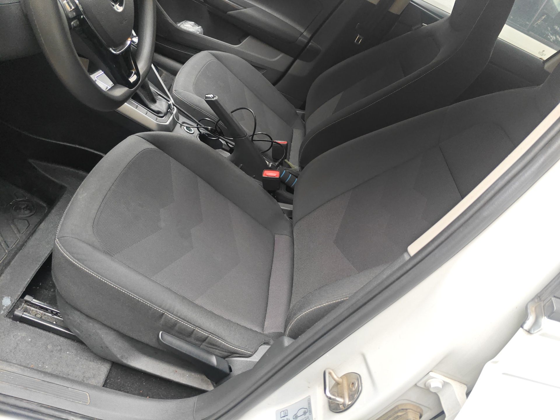 Переднее сиденье в автомобиле