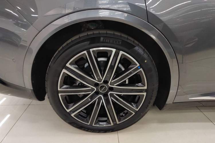 Used Hima Luxeed R7 2024 All-Electric 802 km Max Right Rear Wheel Hub