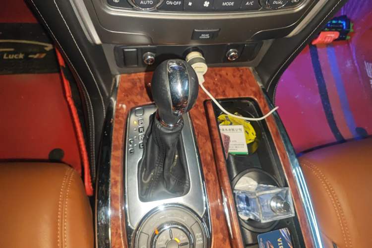 Used Nissan Patrol 2018 4.0L LinkedIn Edition Gear Lever