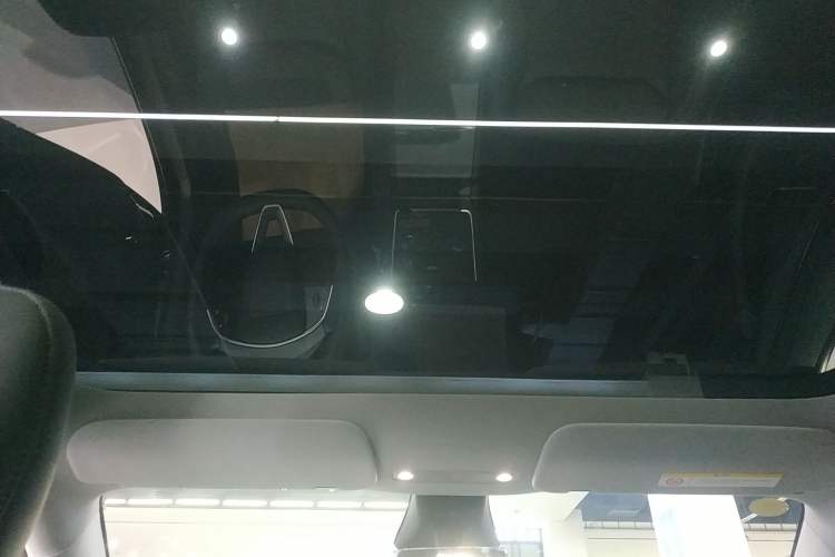 Used Tesla Model Y 2025 Long-Range All-Wheel-Drive Version
