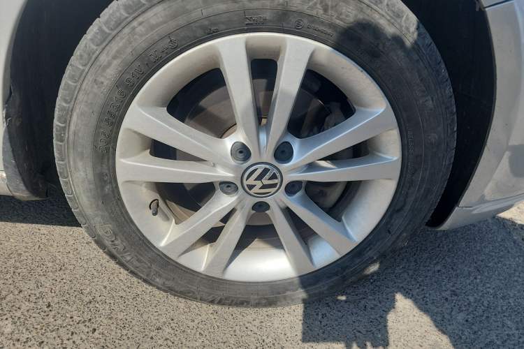 Used Volkswagen Sagitar 2011 1.4 TSI Automatic Tech Model Right Front Wheel Hub