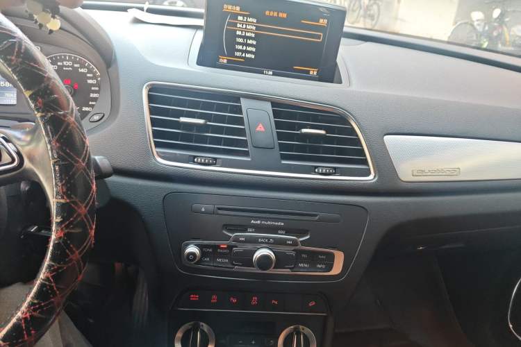 Used Audi Q3 2013 35 TFSI quattro Luxury Model Audio And AC Panel