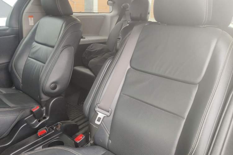 Used Toyota SIENNA 2018 3.5L 2WD Limited 7-Seater Canadian Version
