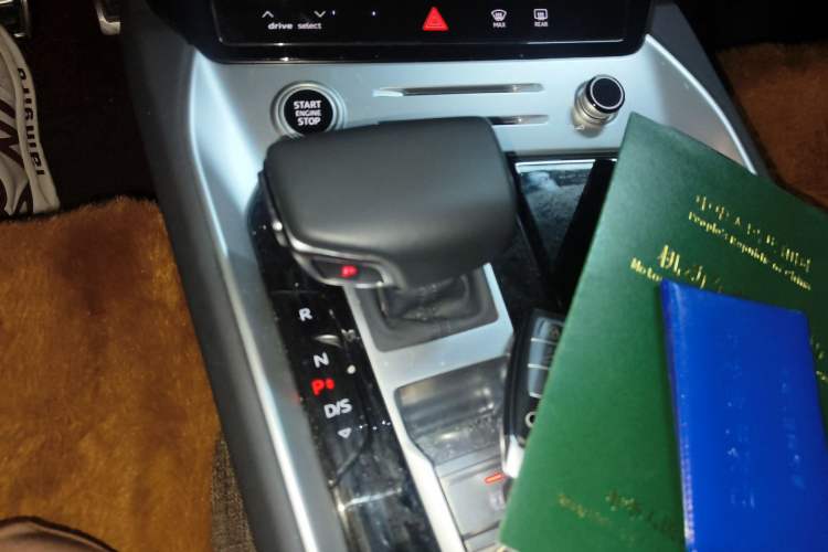 Used Audi Q6 2025 40 TFSI quattro Commemorative Edition Yulin Package 7 Seats Gear Lever