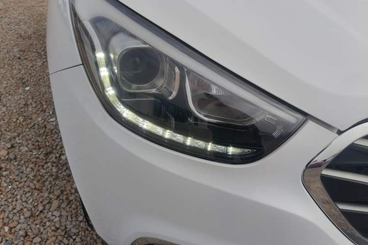 Used Hyundai ix35 2015 2.0L Automatic 2WD Smart Type China IV Right Front Headlight