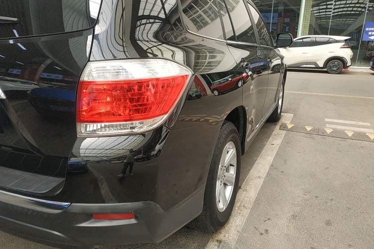 Used Toyota Highlander 2012 2.7L Two-Wheel Drive 7-Seater Elite Edition Exterior 3