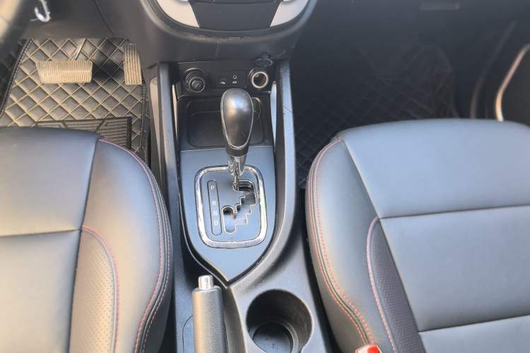 Used CHANGAN CS35 2016 1.6L Automatic Luxury Model China V Standard Gear Lever