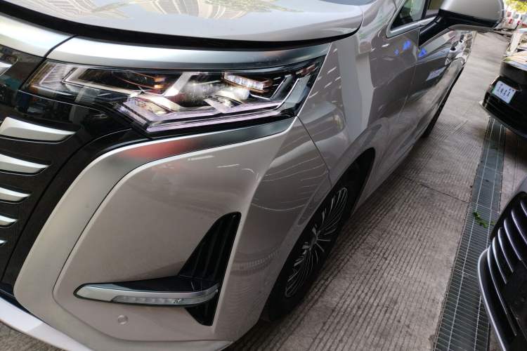 Used Denza D9 2022 DM-i 1040 Prestige Model
