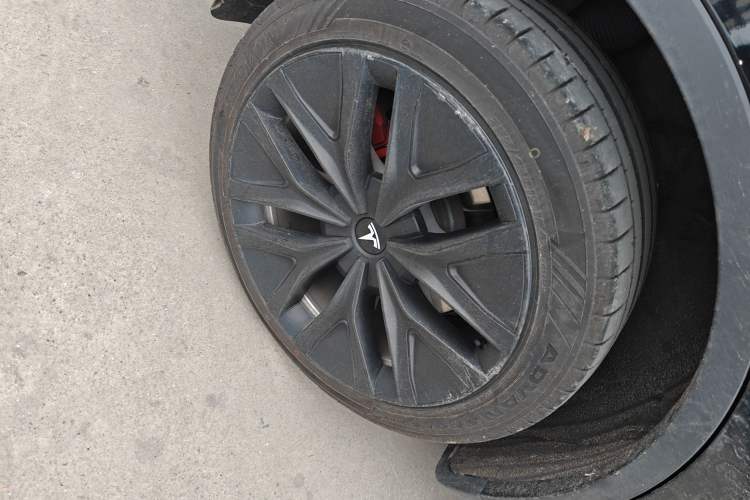 Used Tesla Model Y 2023 Long-Range All-Wheel-Drive Version
