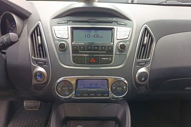 Used Hyundai ix35 2010 2.0L Automatic Two-Wheel Drive Elite Edition GLS Audio And AC Panel