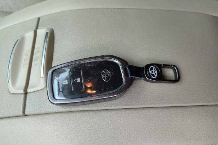 Used Toyota Highlander 2015 2.0T Four-Wheel Drive Luxury Navigation Version with 7 Seats Vehicle Key