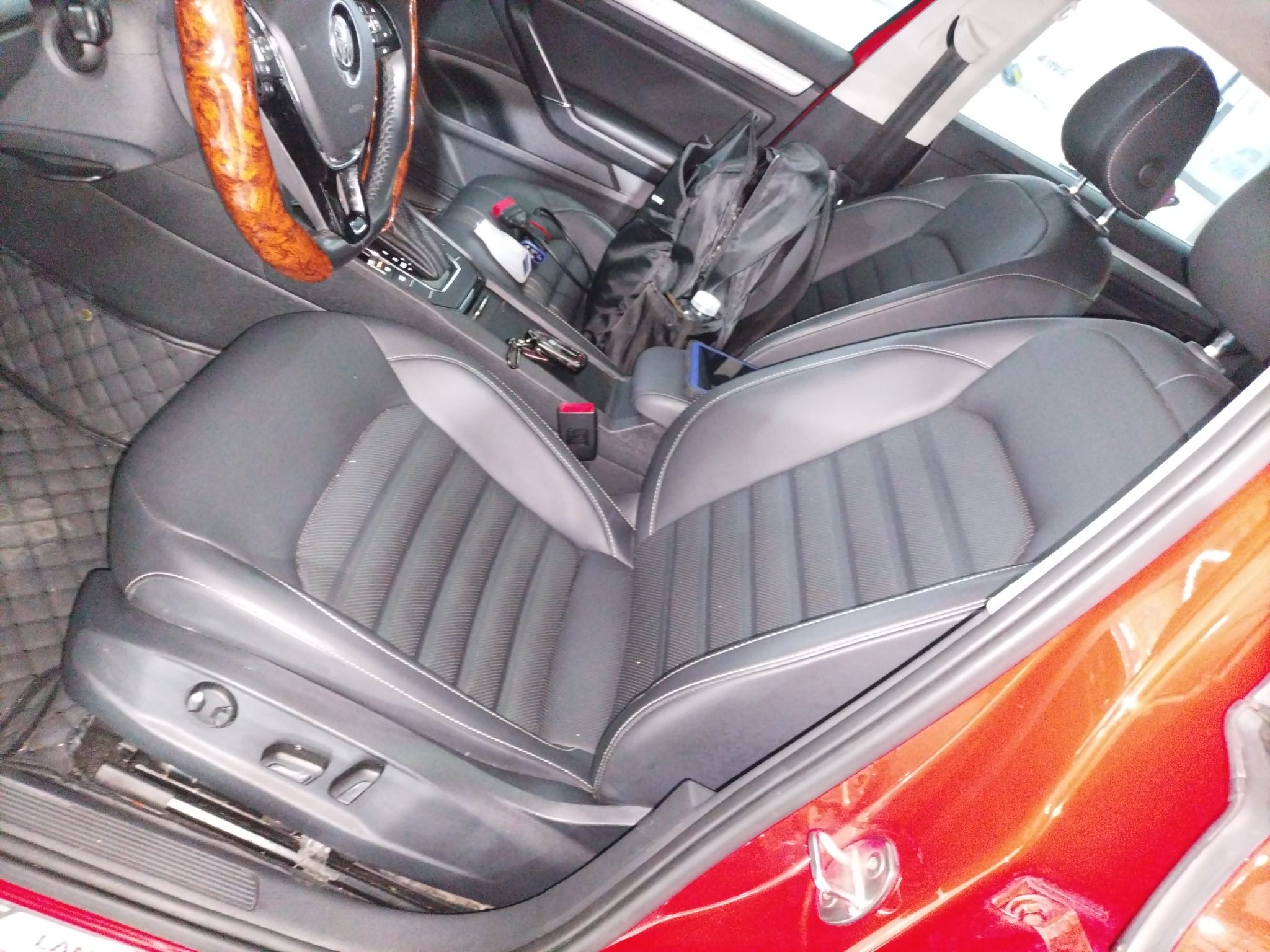 Переднее сиденье в автомобиле