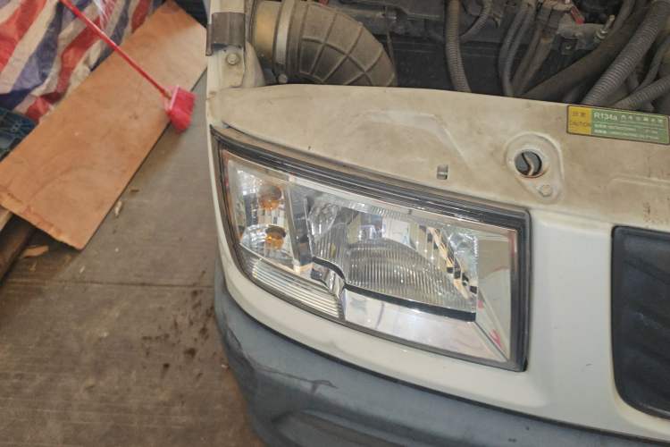 Used Iveco Daily 2020 2.5T A35 Passenger Van with Dual Tires Mid-Roof Design 5-9 Seater Side-Sliding Door China V Emission Standard
