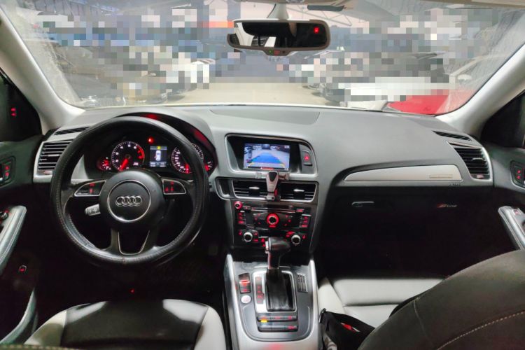 Used Audi Q5 2017 Plus 40 TFSI Technology Model Center Console