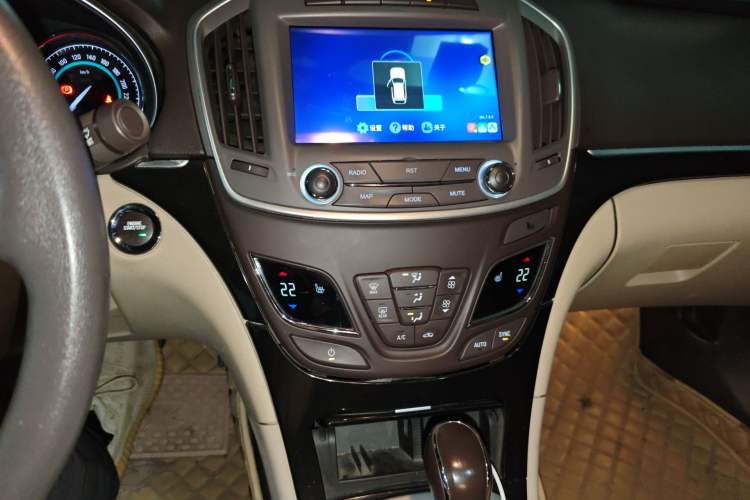 Used Buick Regal 2015 2.0L Elite Fashion Edition Audio And AC Panel