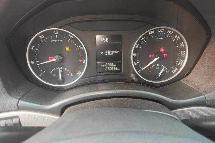 Used Skoda Octavia 2014 1.6L Manual Yijie Edition Odometer Close Up