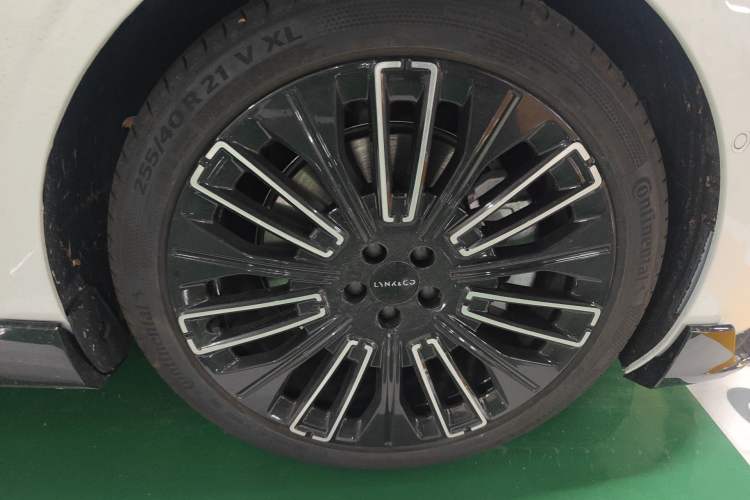 Used Lynk & Co 10 EM-P 2025 Facelifted Model 240 All-Wheel Drive Ultra Exterior 7