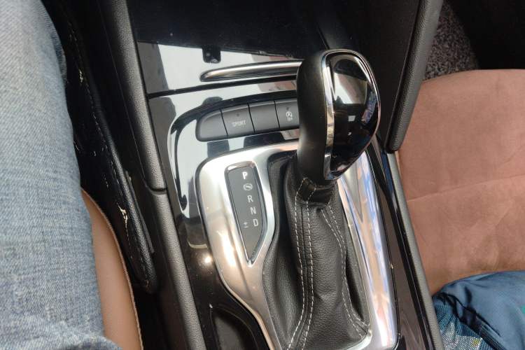 Used Buick Regal 2019 20T Elite Version China VI Standard Gear Lever